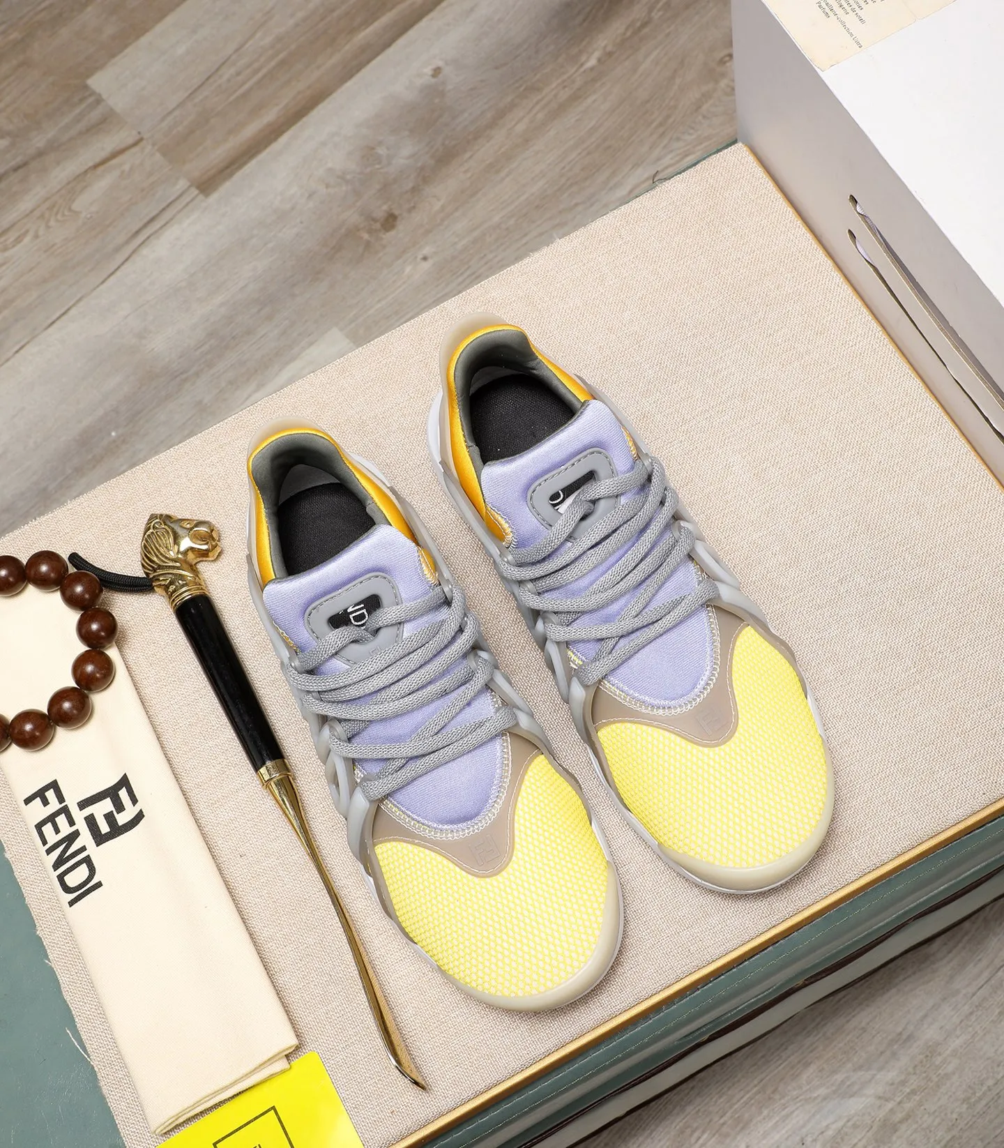 Men's Men's Shoes 💰800 Fendi Fendi's latest Tag series of men's casual mesh sports running shoes, originally purchased and developed, this Tag sneaker is a one-leg sneaker, made of black high-tech mesh material with gray neoprene details. Oversized FENDI lettering on the side and translucent rubber details. Light and flexible rubber running shoe soles, beautifully packaged at the delivery counter, customized breathable lining, original molded foam rubber outsole, sole thickness: 3.5CM! Size: 40-44 (customized at 39.45.46)